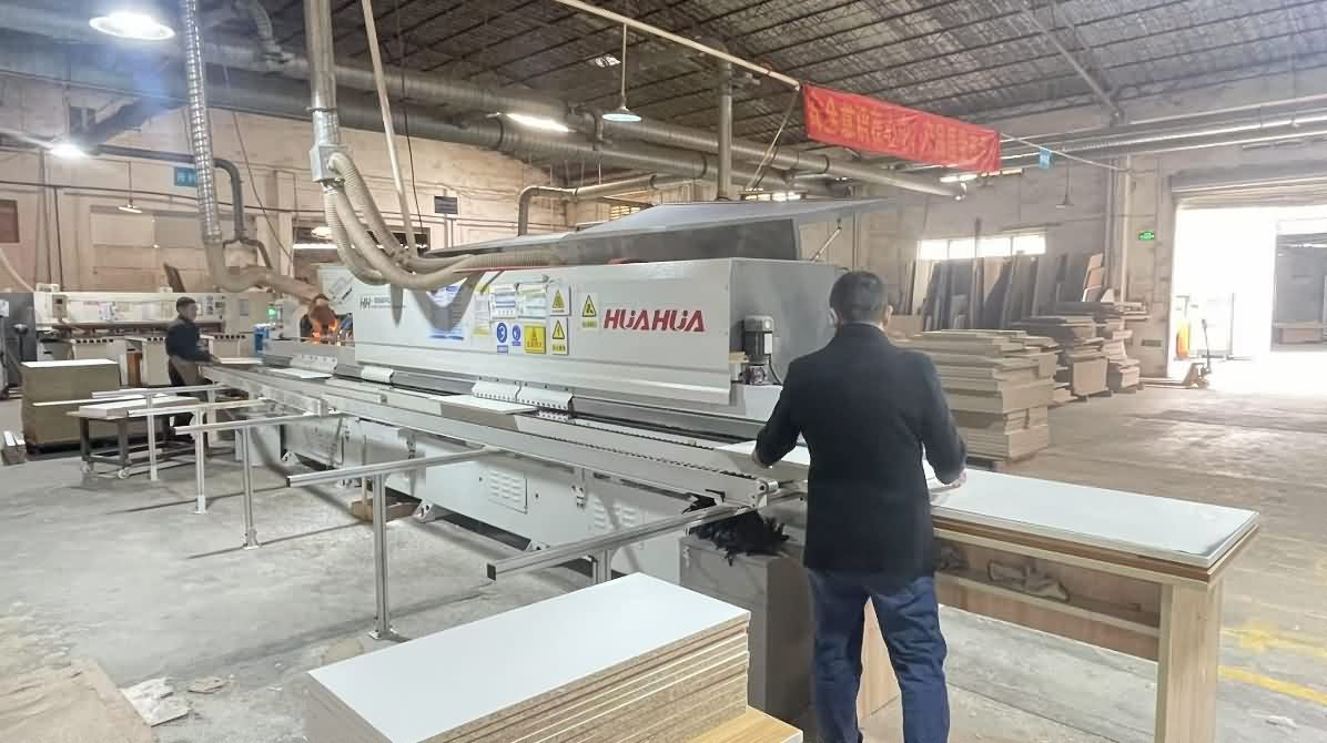 Edge bonding process for office furniture panels using advanced edge-banding machines