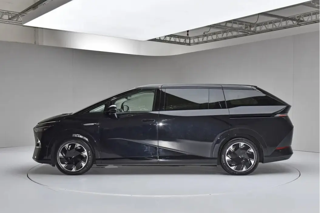 Best Xpeng X9 84kwh 4WD 7-Seat Electric Vehicle Used Car MPV in 0 Mileage Exporter, Service