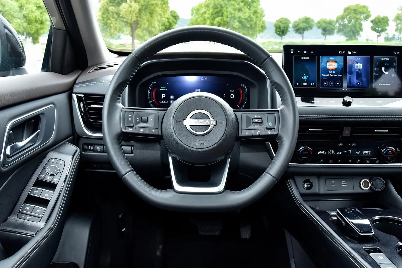 Nissan X-Trail Front View