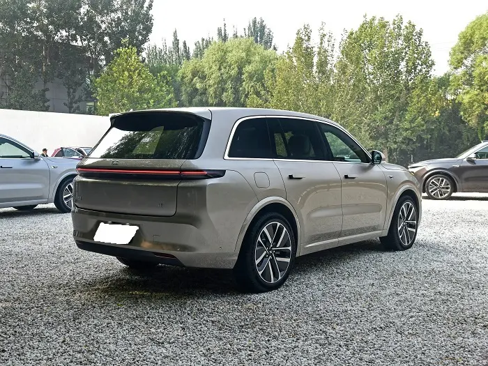 Li L8 Side View