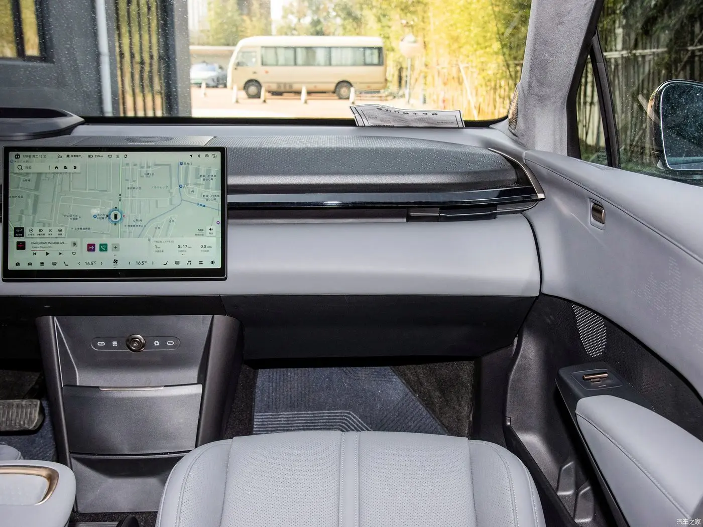 Zeekr X interior