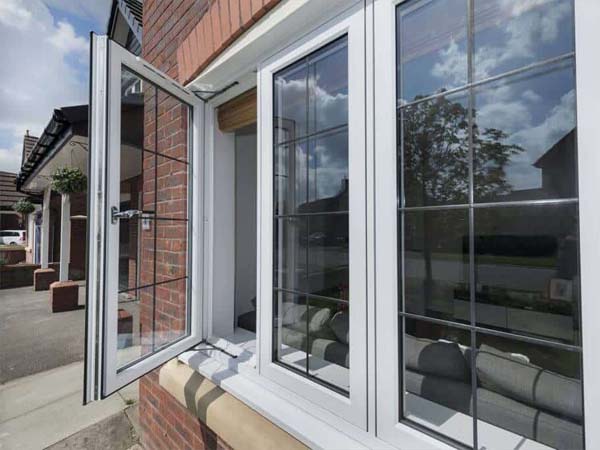 Modern Waterproof PVC Tempered Glass Double Pane Soundproof Casement Window for Kitchen & Bathroom