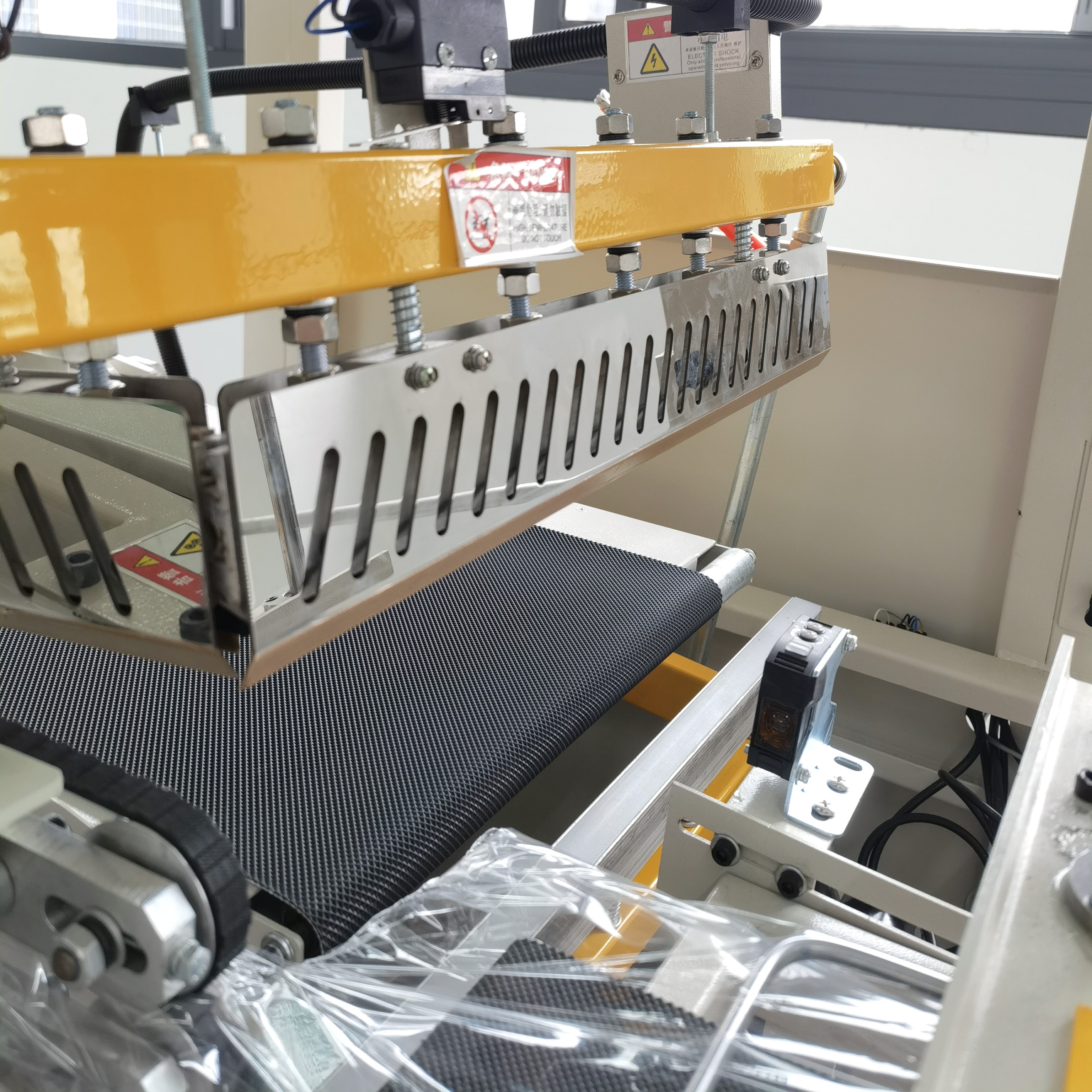 Automatic PE Film Shrink Wrapping Machine With Heat Tunnel For Carton Box Packaging