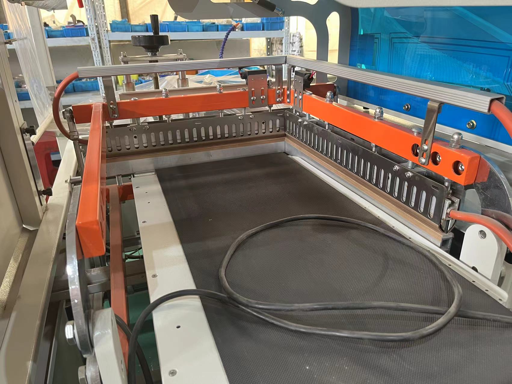 Electric Automatic Shrink Packaging Machine with Bearing for Chemical &amp; Commodity Applications L Bar Sealing Small Products