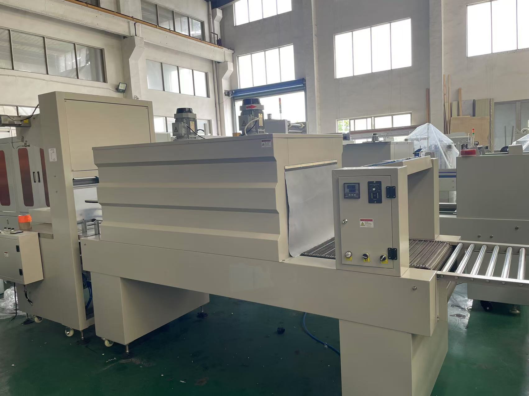 Xiang Yu Electric Semi Automatic Cuff Sealing &amp; Cutting Carton Sealer Machine with PLC for Food Beverage Shrink Wrapping