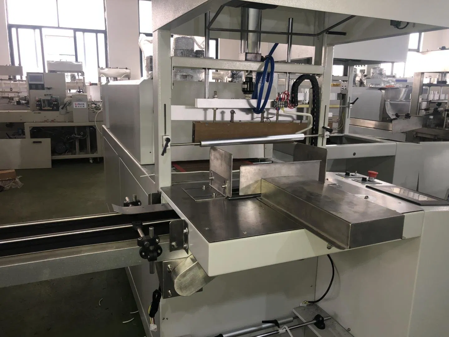 Automatic Water Juice Glass Plastic Bottle Cardboard Tray Shrink Sleeve Wrap PE Film Wrapping Packing Wrapper Packing Machine