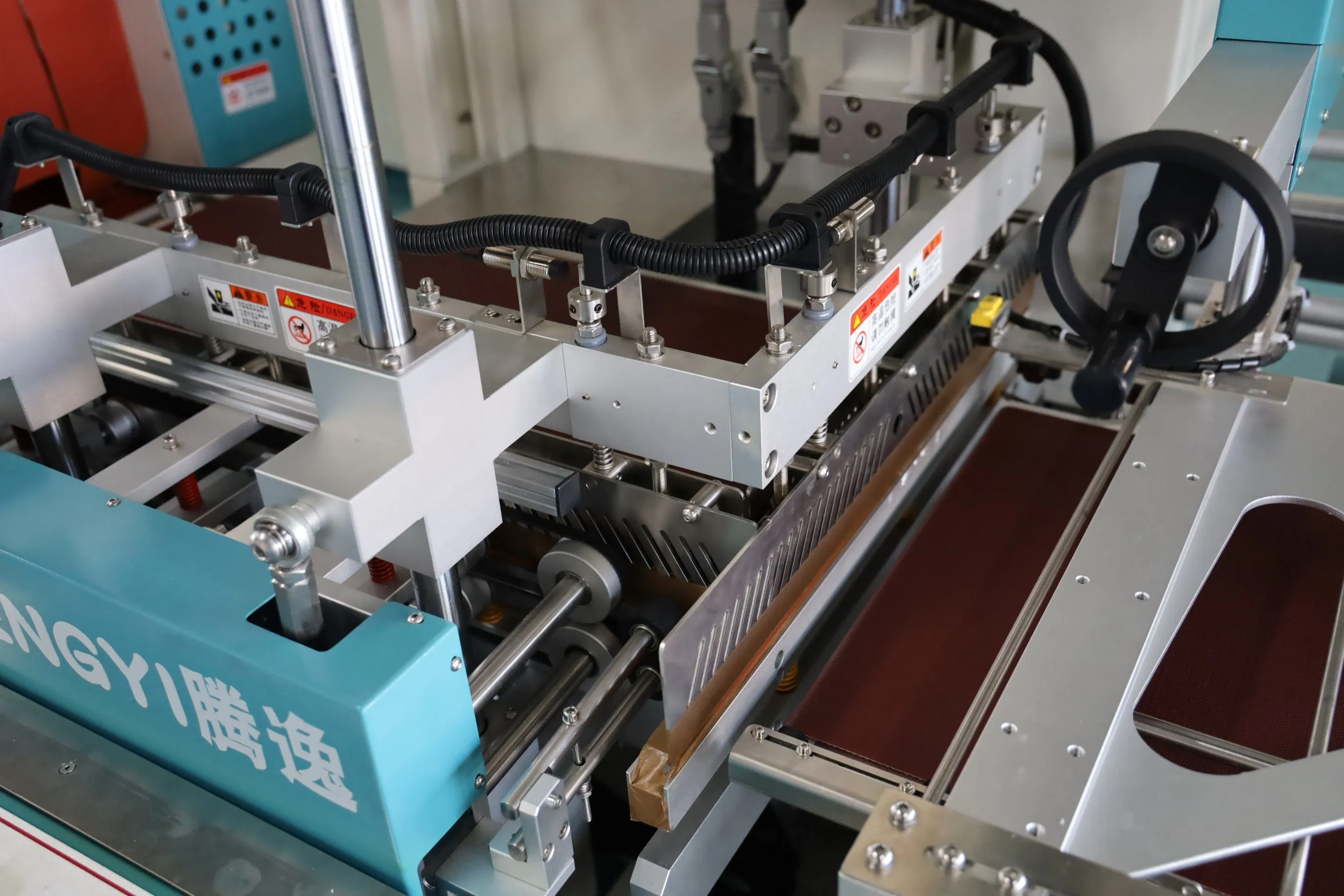 Automatic Heat Bottle Film Thermostatic Shrink Cutting Wrapping Sleeve Tunnel Packaging Machine