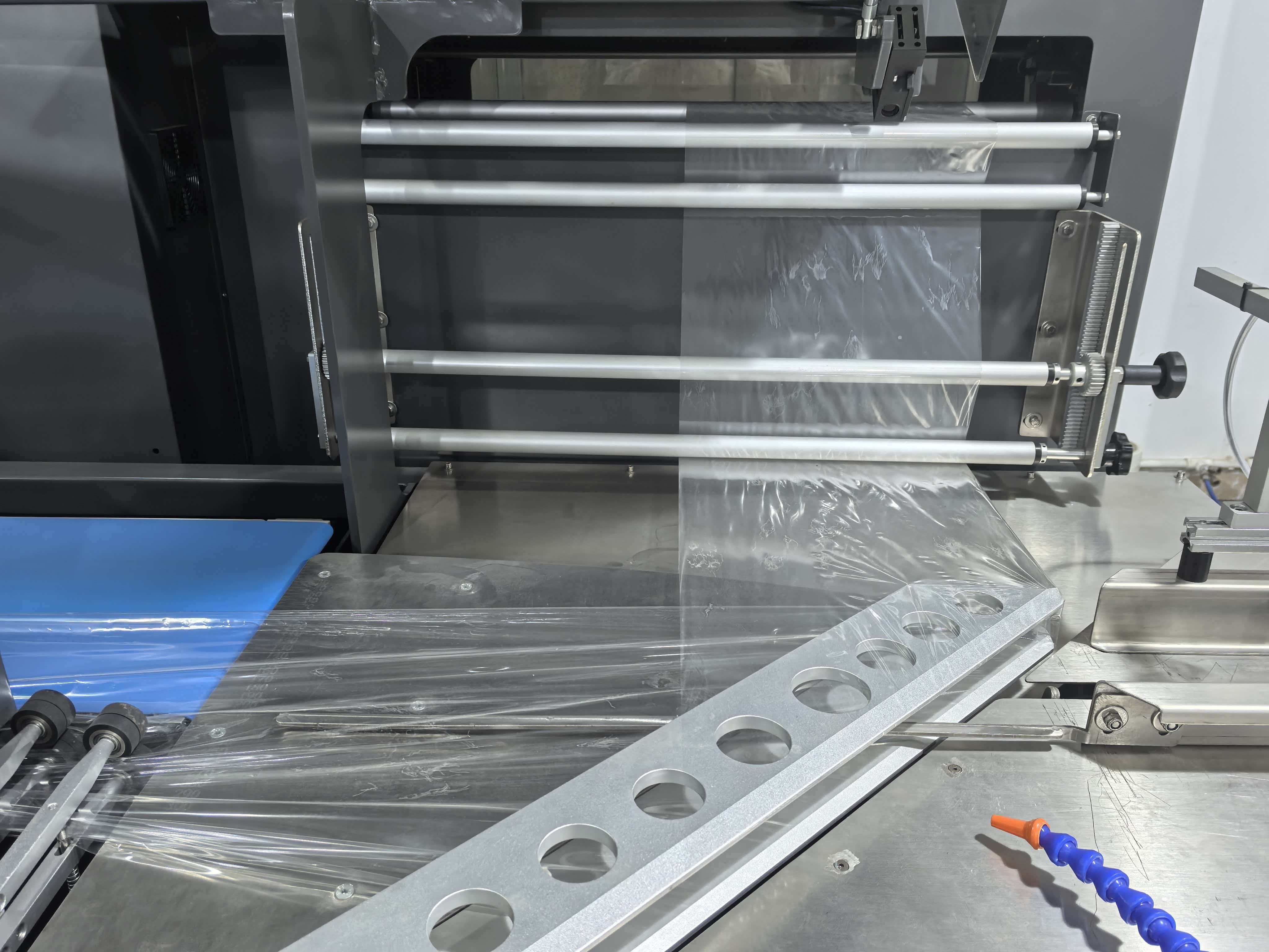 Servo-driven Vertical Fully Automatic Sealing Heat Shrink Packaging Machine