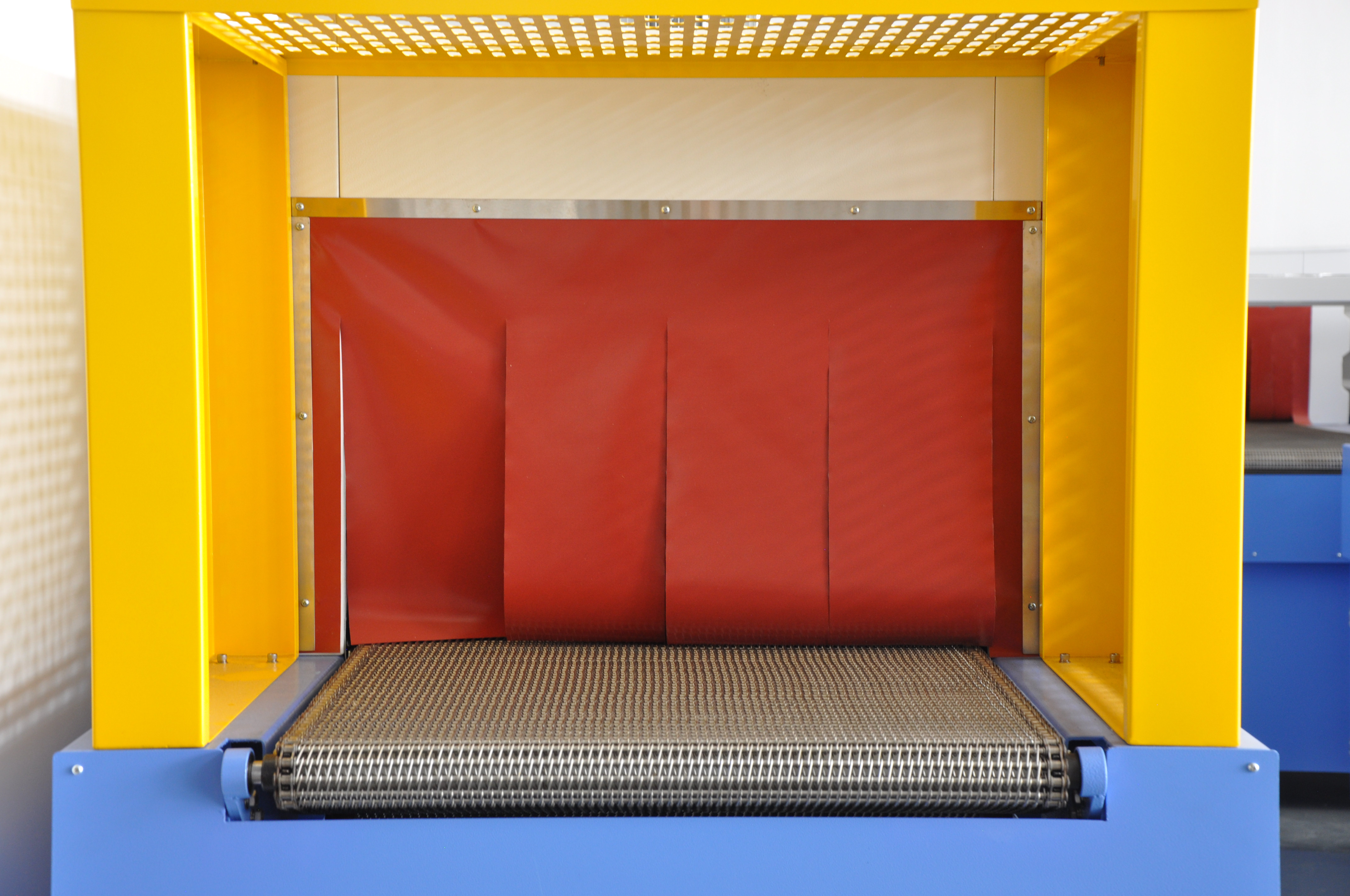 Heat shrinking machine