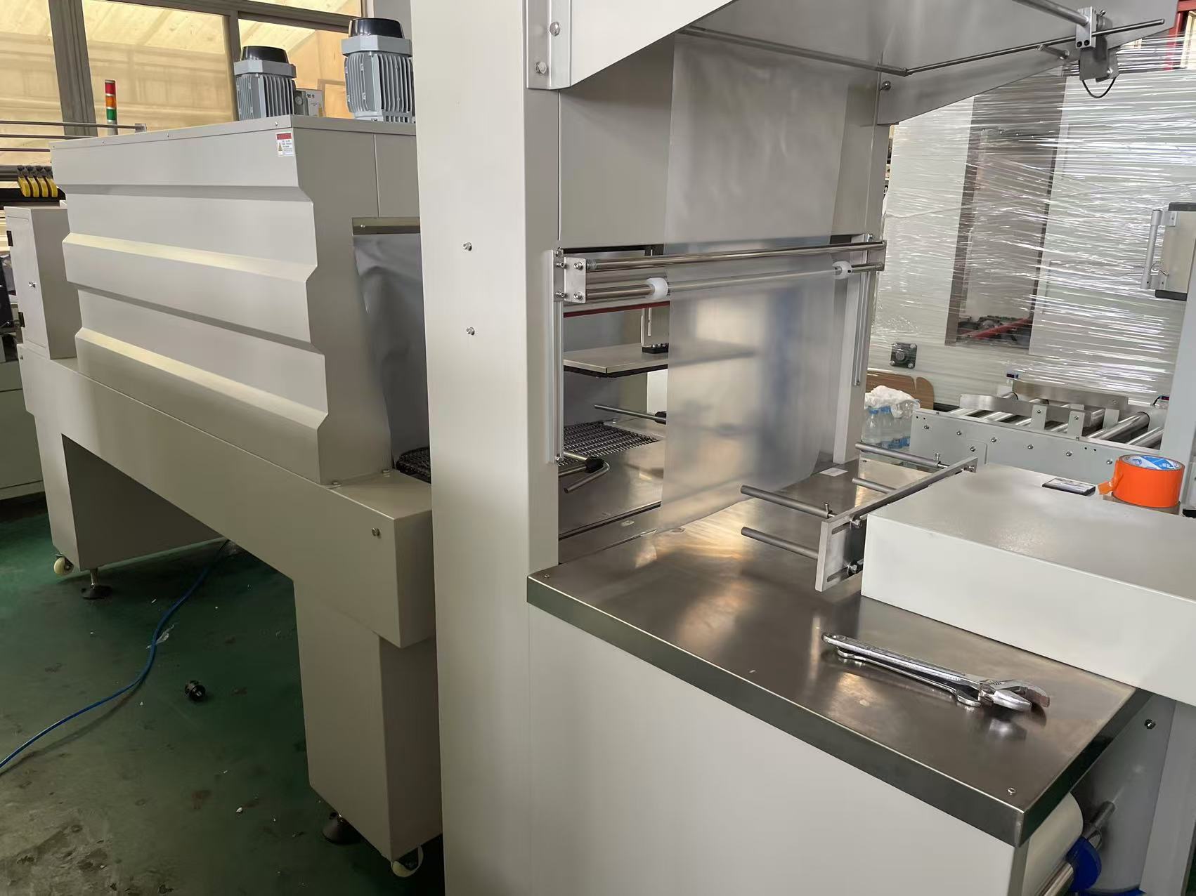Xiang Yu Electric Semi Automatic Cuff Sealing &amp; Cutting Carton Sealer Machine with PLC for Food Beverage Shrink Wrapping