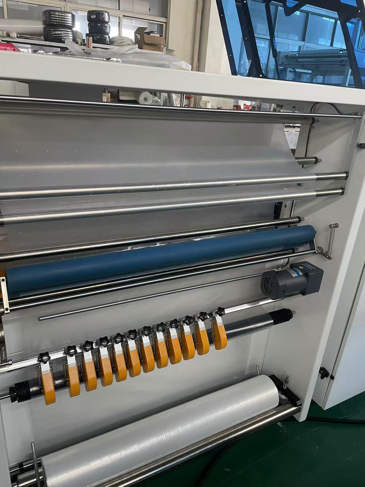 Electric Automatic Shrink Packaging Machine with Bearing for Chemical &amp; Commodity Applications L Bar Sealing Small Products