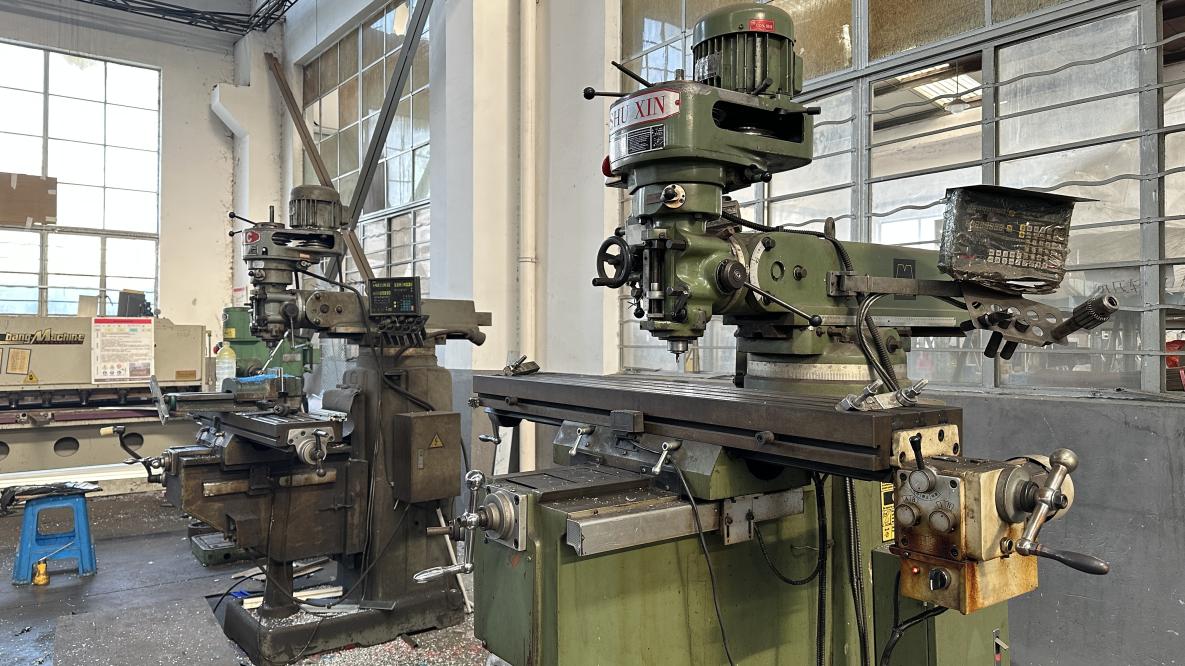 Vertical milling machine for precision component manufacturing