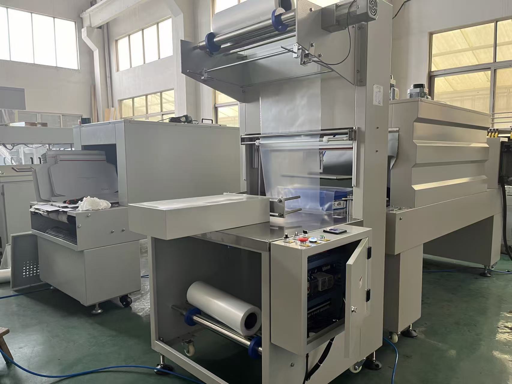 Xiang Yu Electric Semi Automatic Cuff Sealing &amp; Cutting Carton Sealer Machine with PLC for Food Beverage Shrink Wrapping