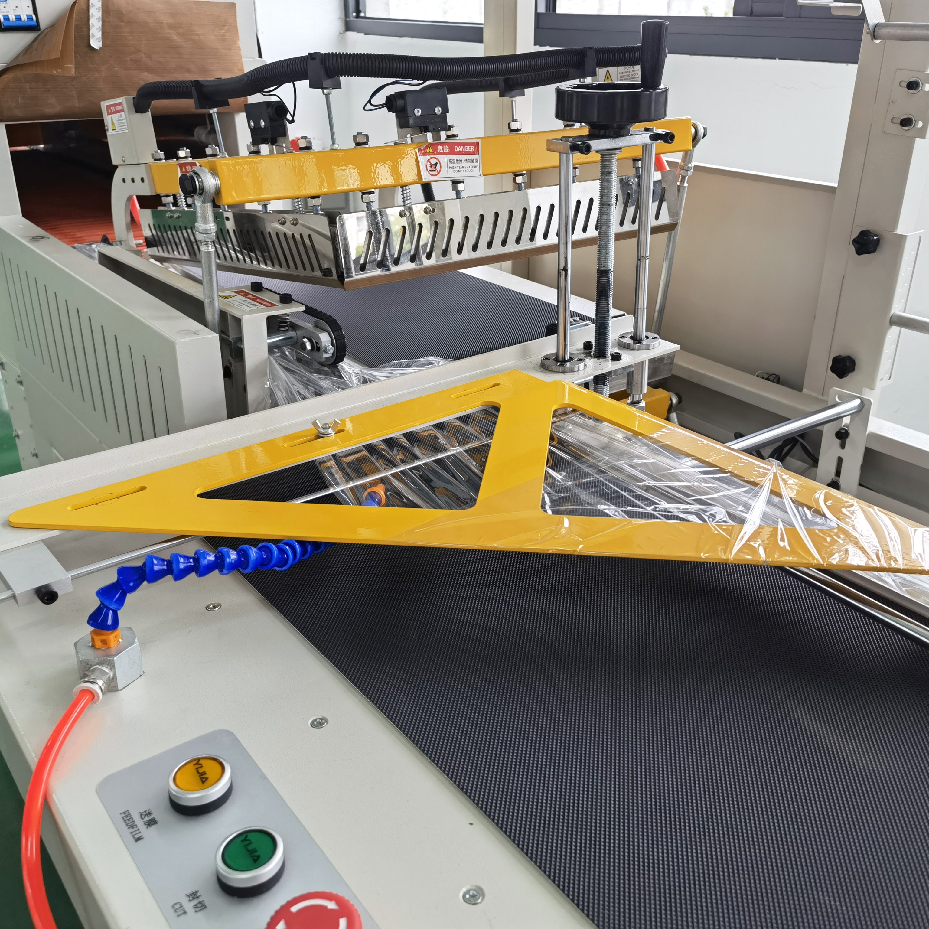 Automatic PE Film Shrink Wrapping Machine With Heat Tunnel For Carton Box Packaging