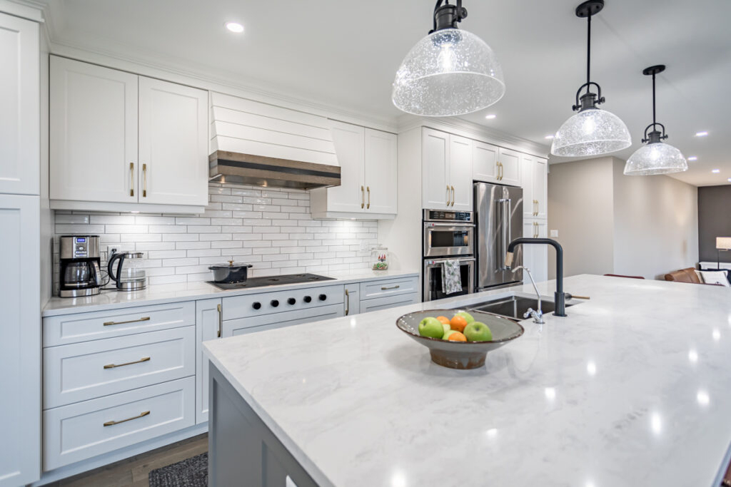 Quartz Countertops Quartz Stone Shower Enclosure Wooden Furniture Wall Tile Natural Stone Porcelain Vanity Bath Tub Outdoor Kitchen Marble Tile Quartz Top