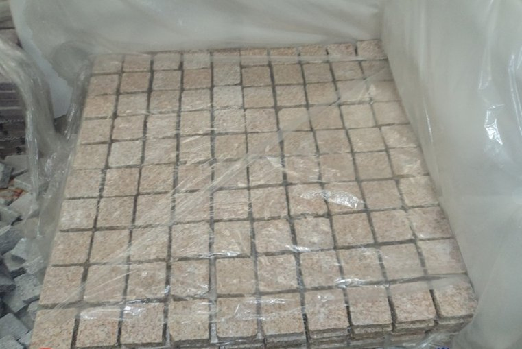 China Natural Granite Pavers G682 Yellow Rusty Gold Granite Cobblestone on Mesh