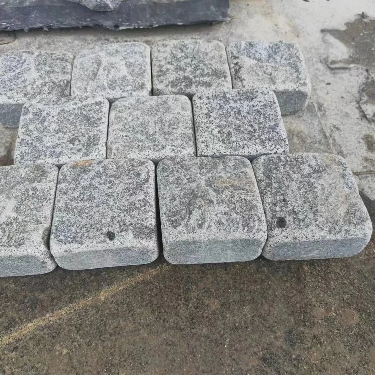 New Design Outdoor Tumbled Granite Cobblestone Granite Stone Antique Cube Black Granite Cobblestone