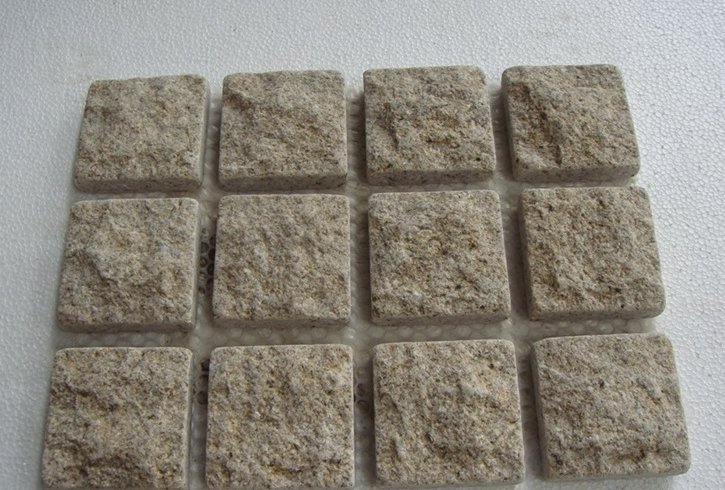 China Natural Granite Pavers G682 Yellow Rusty Gold Granite Cobblestone on Mesh