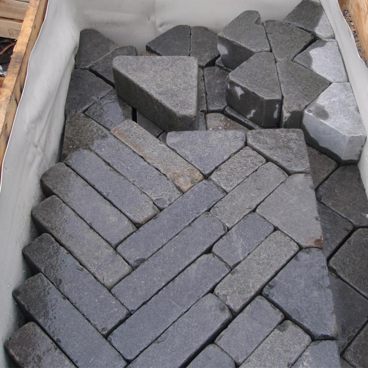 Anti-Slip Flamed and Natural Split Finish Black Basalt Cobblestone for Driveway and Walkway Pavement