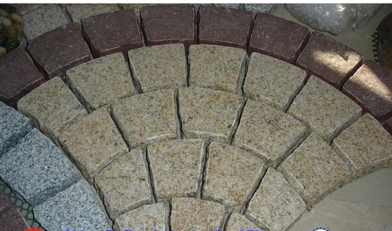 China Natural Granite Pavers G682 Yellow Rusty Gold Granite Cobblestone on Mesh