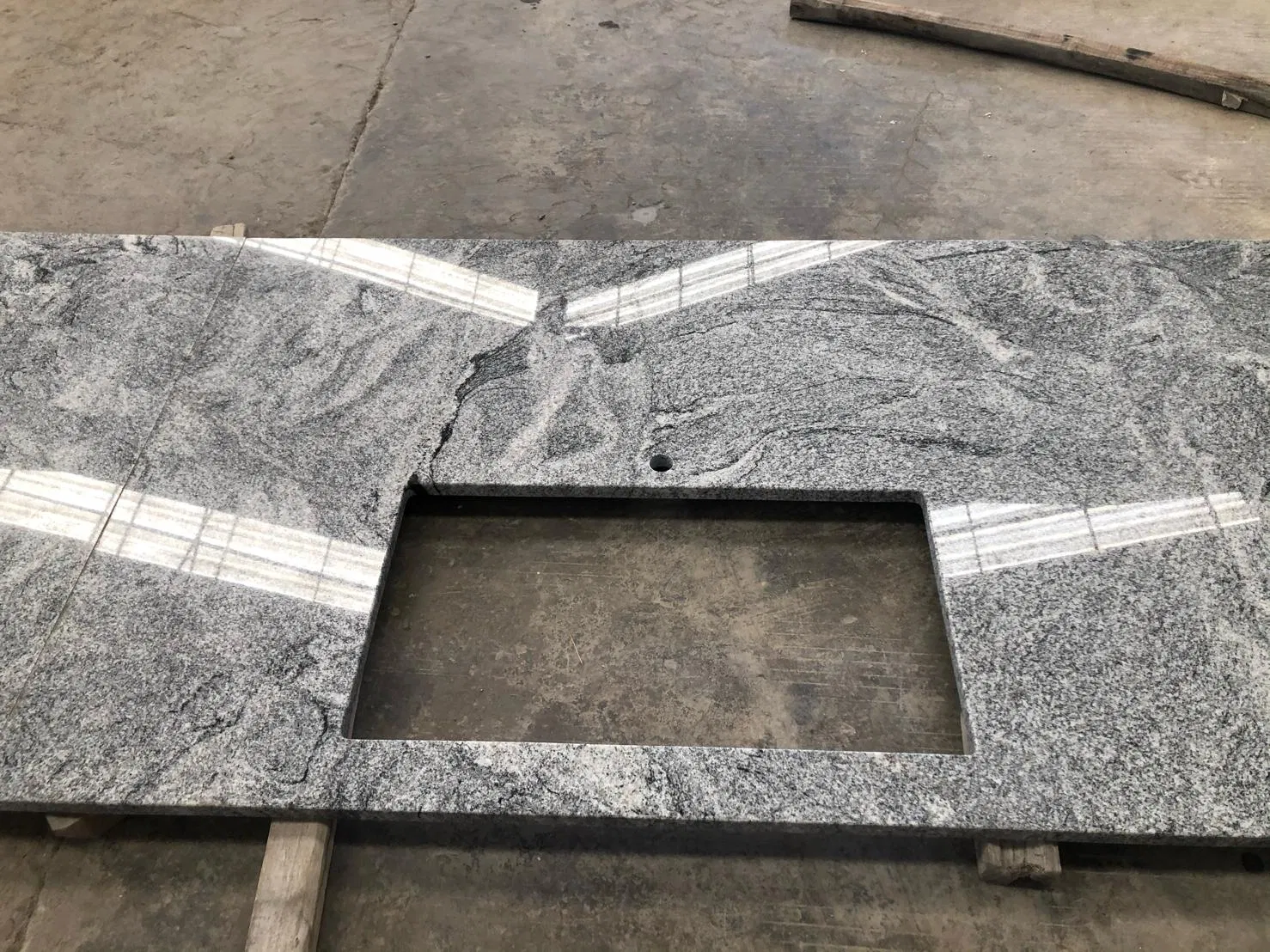 Natural Stone China Viscont White Granite for Kitchen Countertop Island Top Project