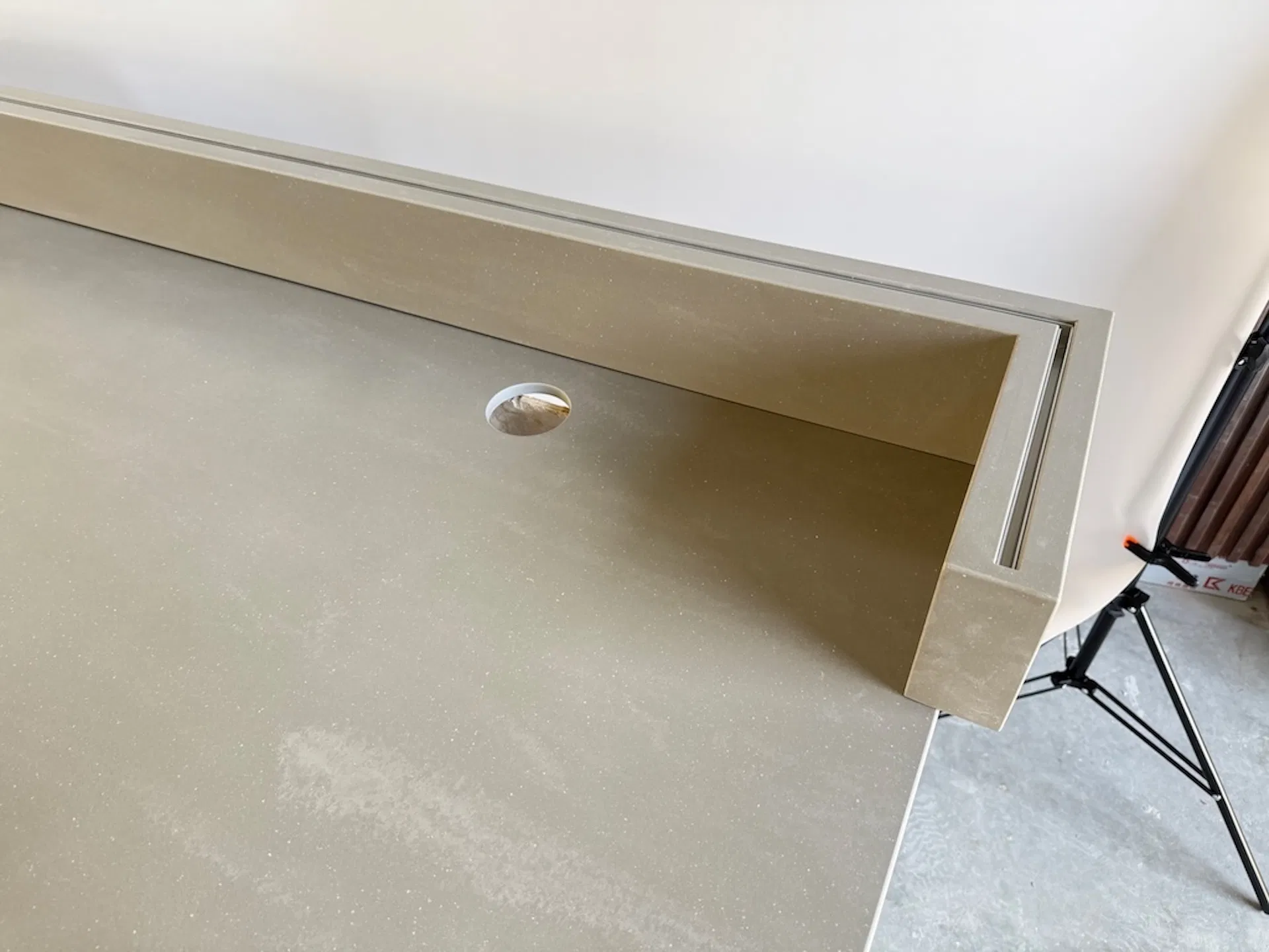 OEM Factory Latest Trend Ice White Plain Beige Granite Slab Table Top Quartz Stone Kitchen Island Natural Stone Dining Furniture Kitchen Countertop