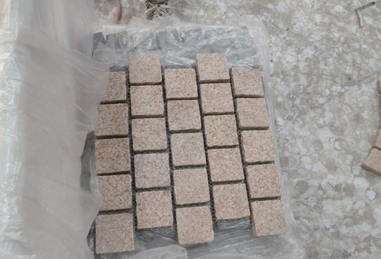 China Natural Granite Pavers G682 Yellow Rusty Gold Granite Cobblestone on Mesh