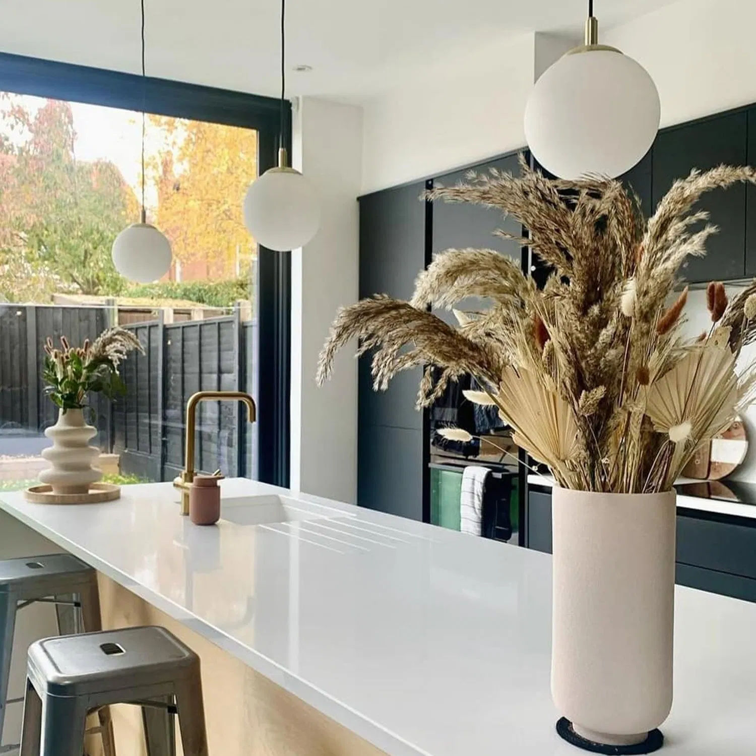 High Glossy Solid Surface Pure White Quartz Stone Kitchen Countertop