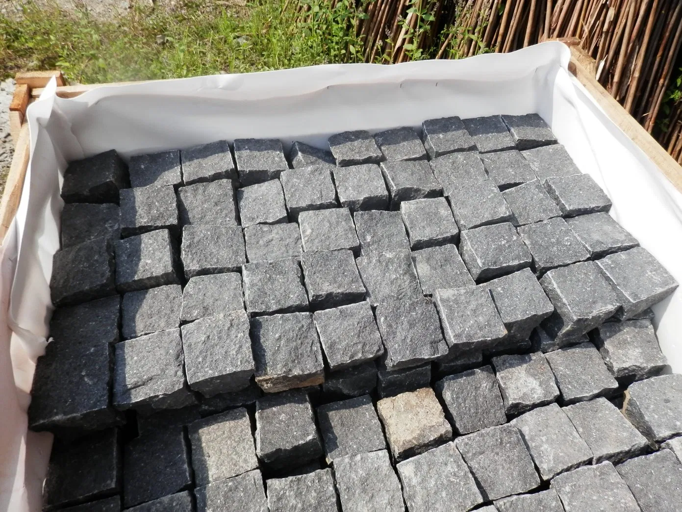 Black Paving/Black Kerbstone/ Flamed/Naturalsplit Fudingblack Basalt Floor/Flooring/Paving/Paver/Cube Stone for Outside/Landscaping/Carparking/Garden Decoration