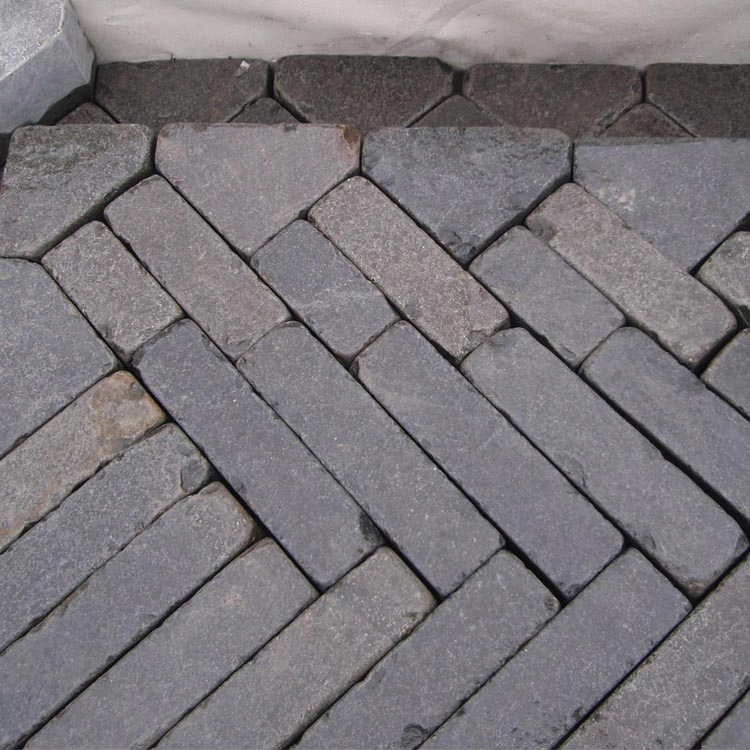 Anti-Slip Flamed and Natural Split Finish Black Basalt Cobblestone for Driveway and Walkway Pavement