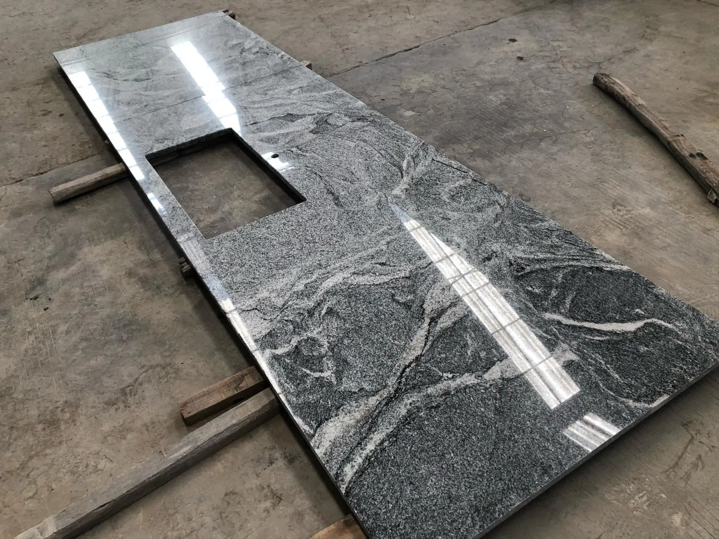 Natural Stone China Viscont White Granite for Kitchen Countertop Island Top Project