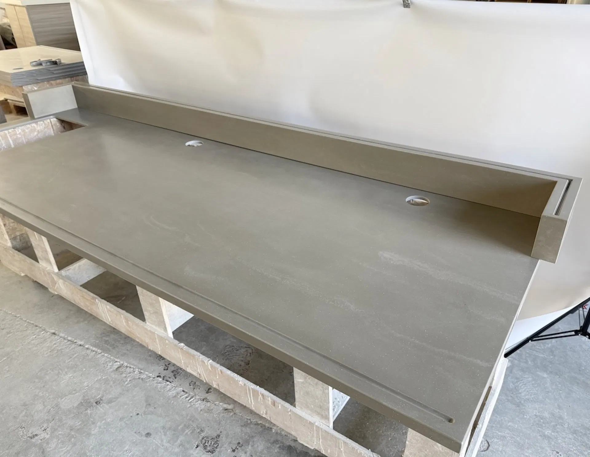 OEM Factory Latest Trend Ice White Plain Beige Granite Slab Table Top Quartz Stone Kitchen Island Natural Stone Dining Furniture Kitchen Countertop