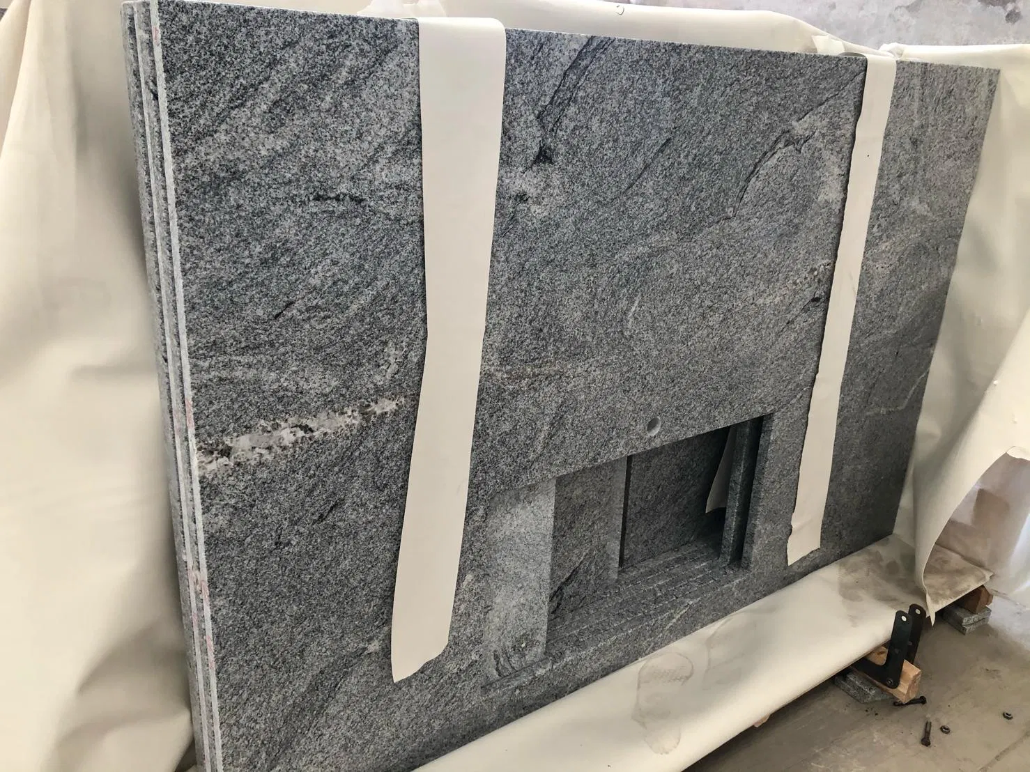 Natural Stone China Viscont White Granite for Kitchen Countertop Island Top Project