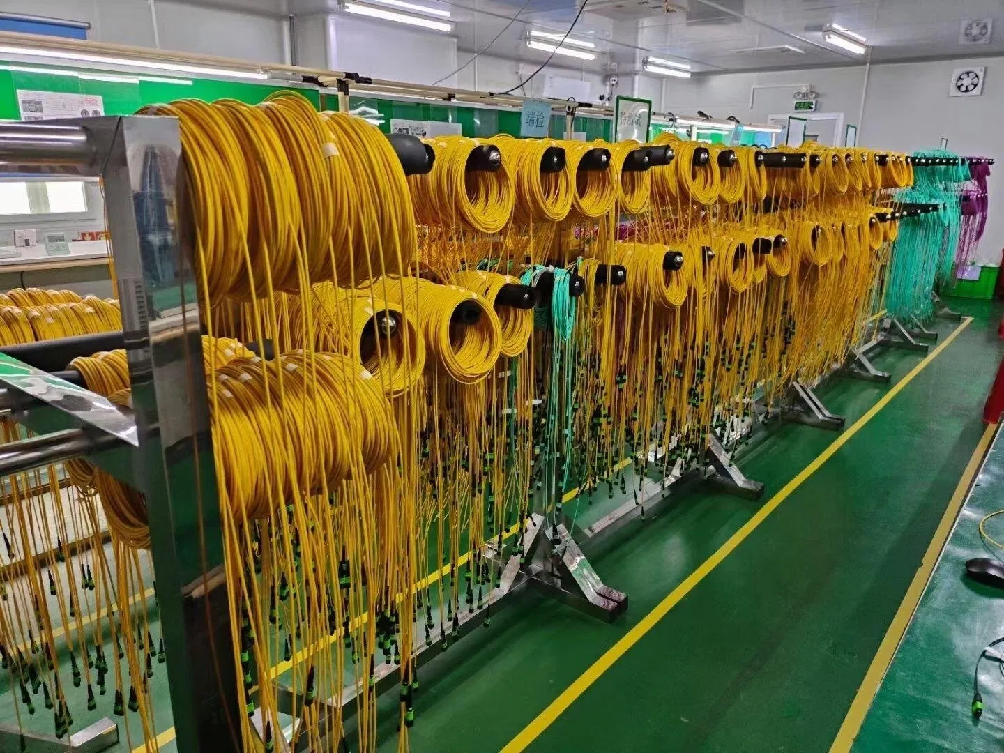 1core 8core 12core Om3 Om4 Om5 PVC or LSZH Sheath Fiber Optic MPO MTP Cable Breakout Cable