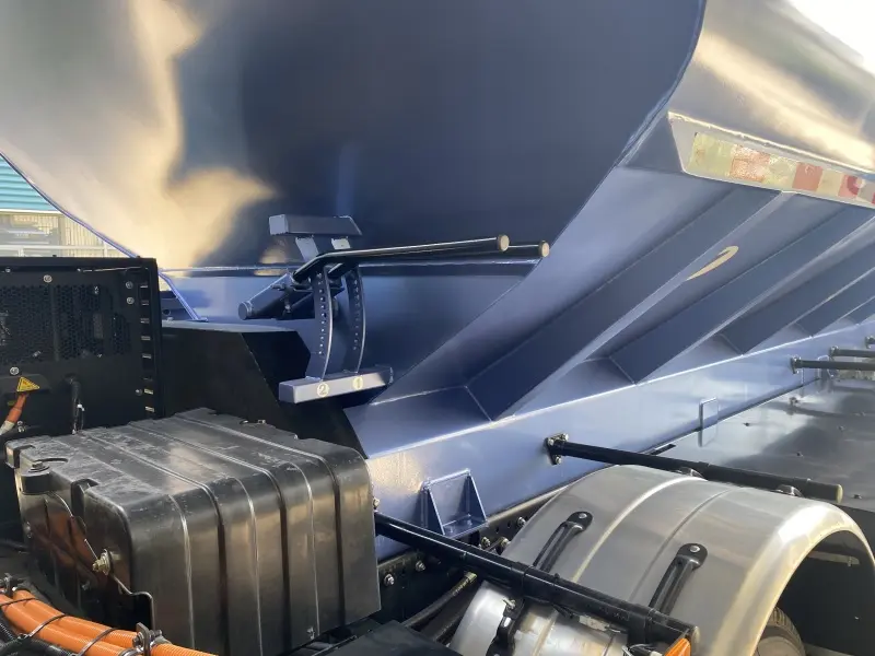 Pure-Electric Bulk Feed Transport Vehicle