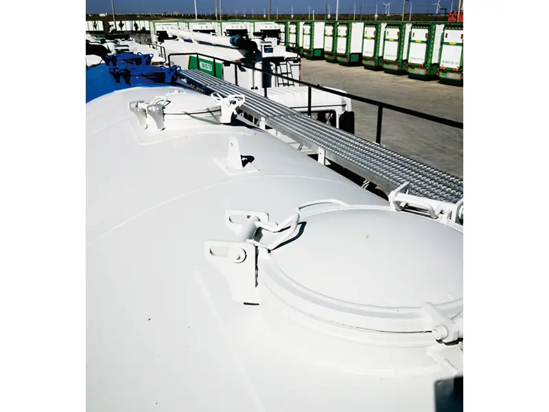 GoldBees Intelligent Pneumatic Bulk Feed Transport Truck---Redefining Industry Standards (1)