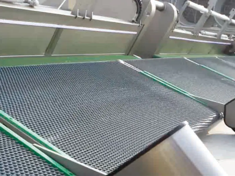 NEV-6 Poultry harvester in operation