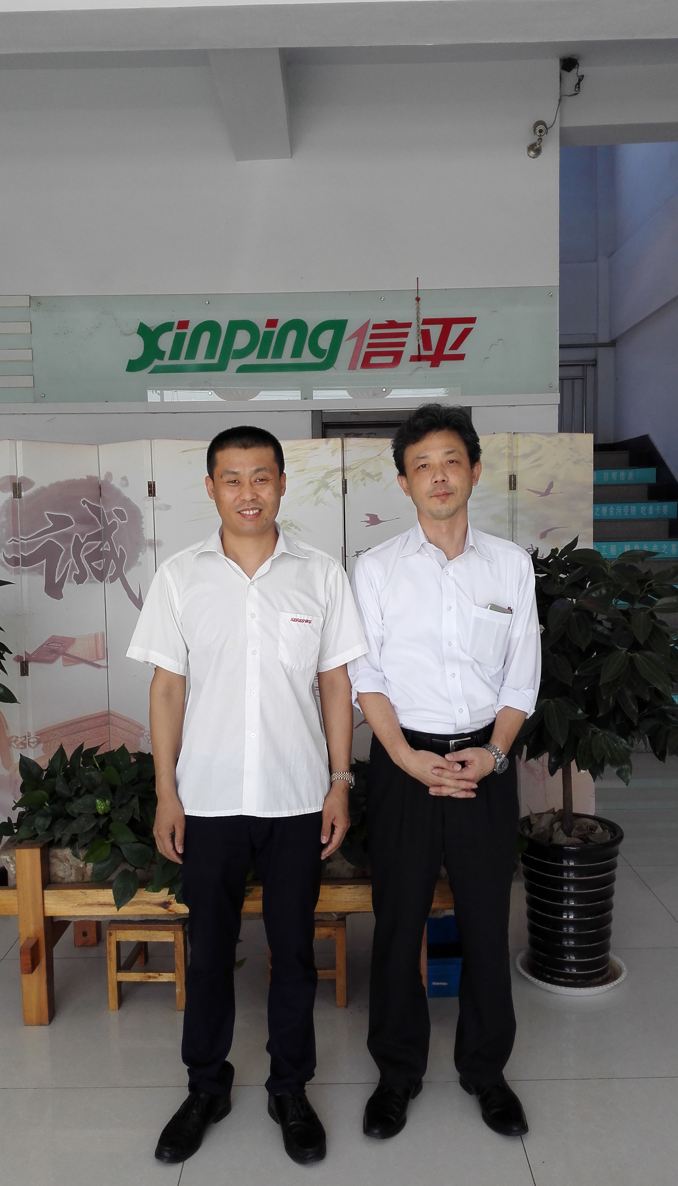 Overseas buyers examining transformer samples at Xinping Electric showroom