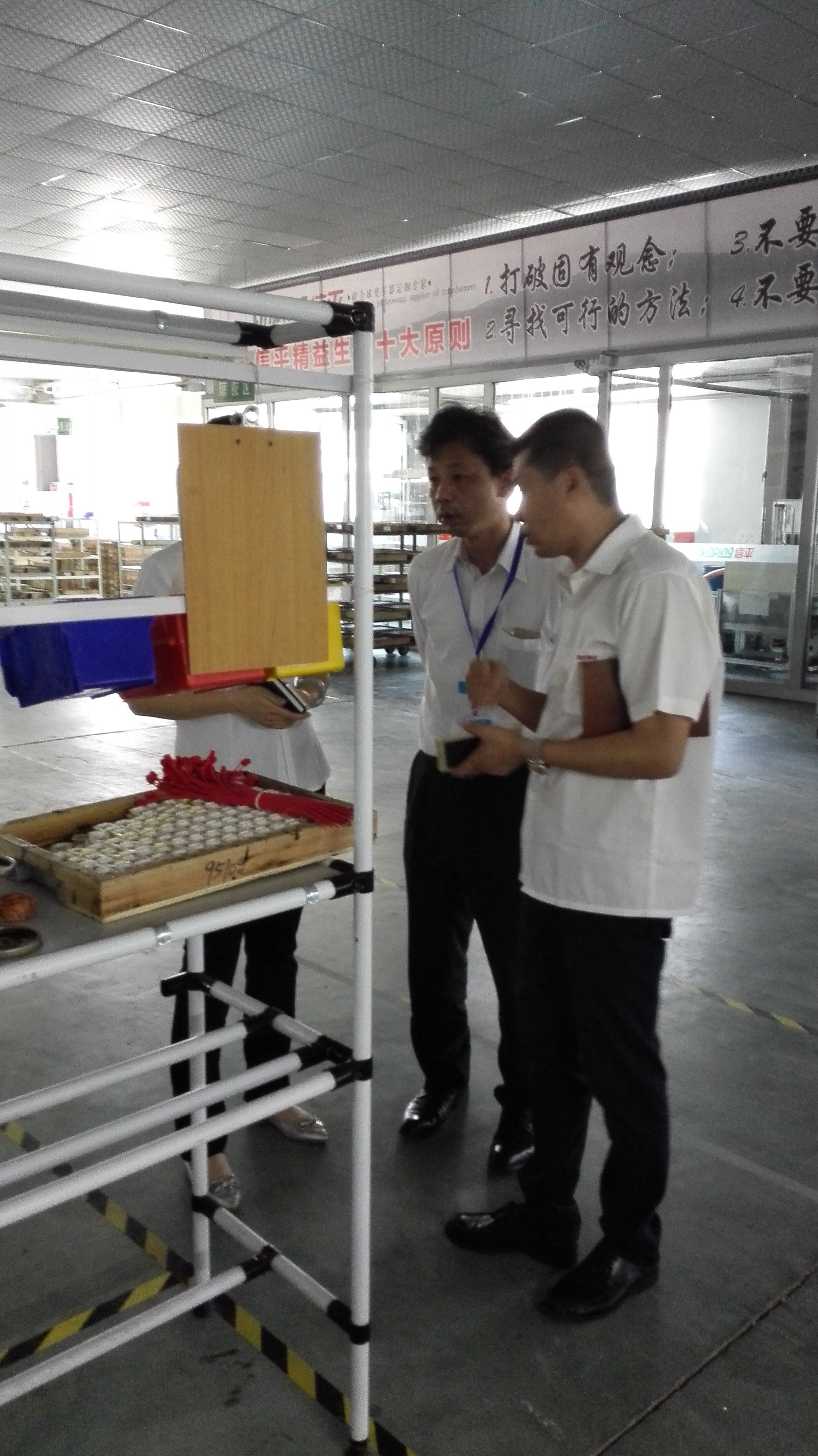 Client representatives discussing custom transformer specifications with Xinping team