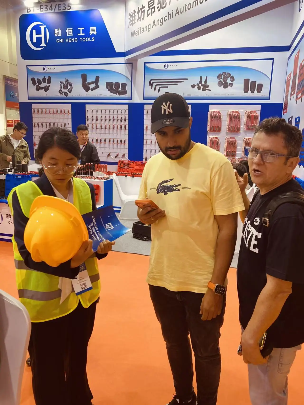 Xintuo exhibition - meeting clients from construction and manufacturing sectors