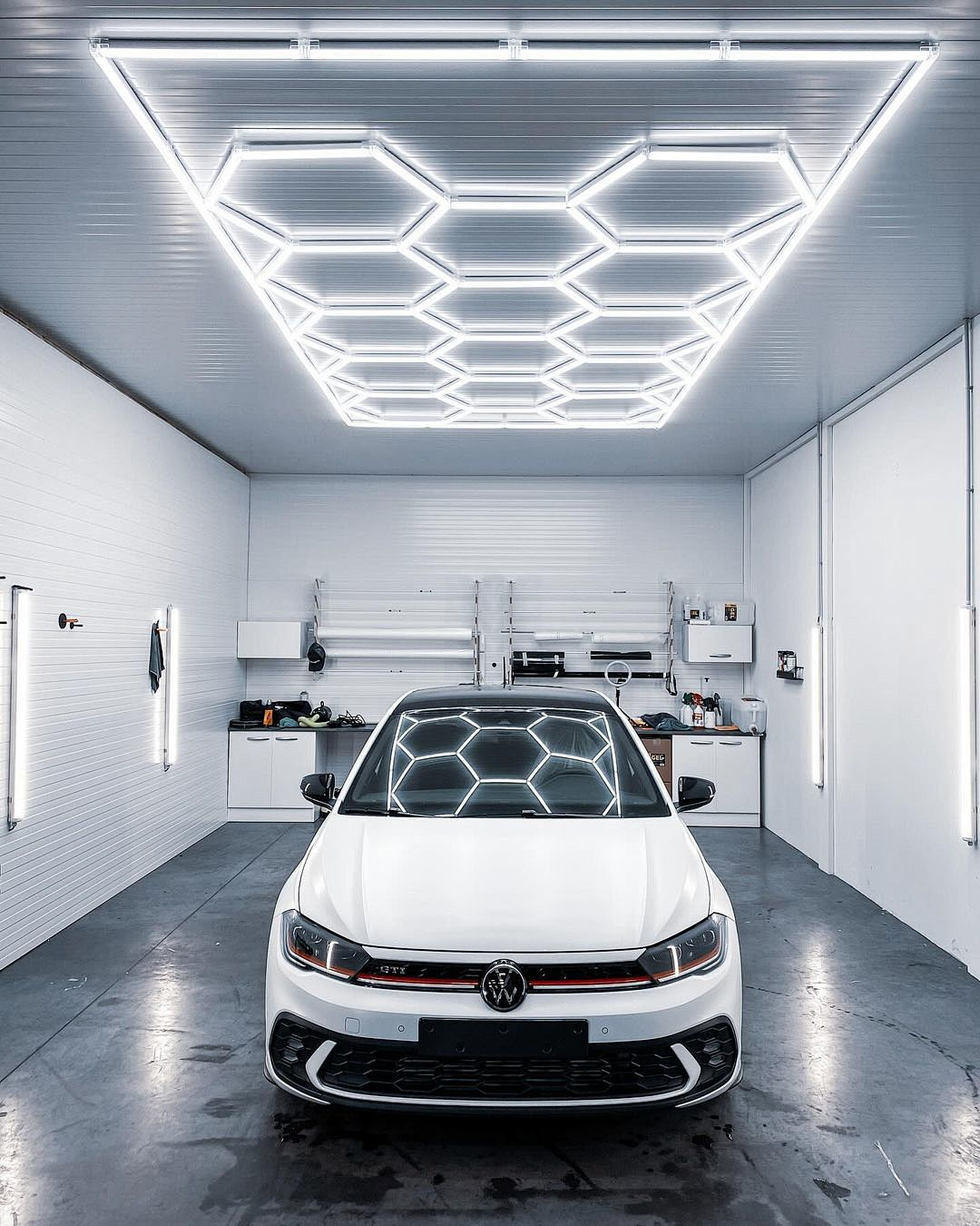 6000K IP66 Waterproof Plastic Hexagonal LED Honeycomb Ceiling Light for Garage &amp; Workshop with High Light Efficiency