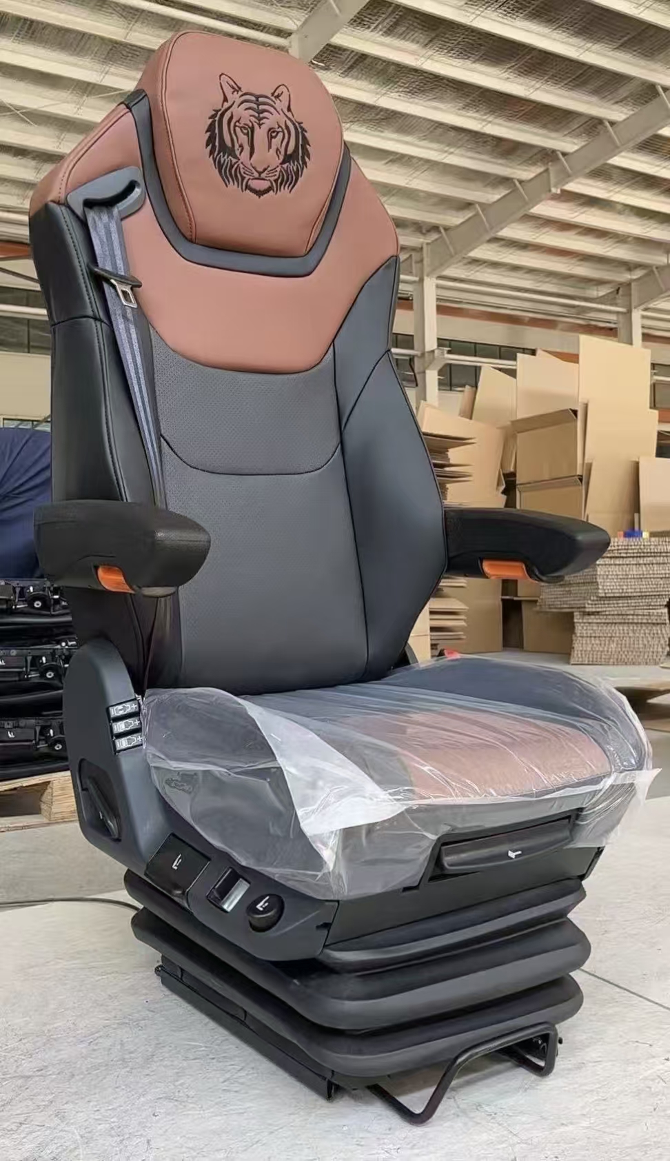 Hot Sale Leather Airbag Aero Truck China Factory Supplier Pneumatic Suspension Seat Truck Modified Driver Seat
