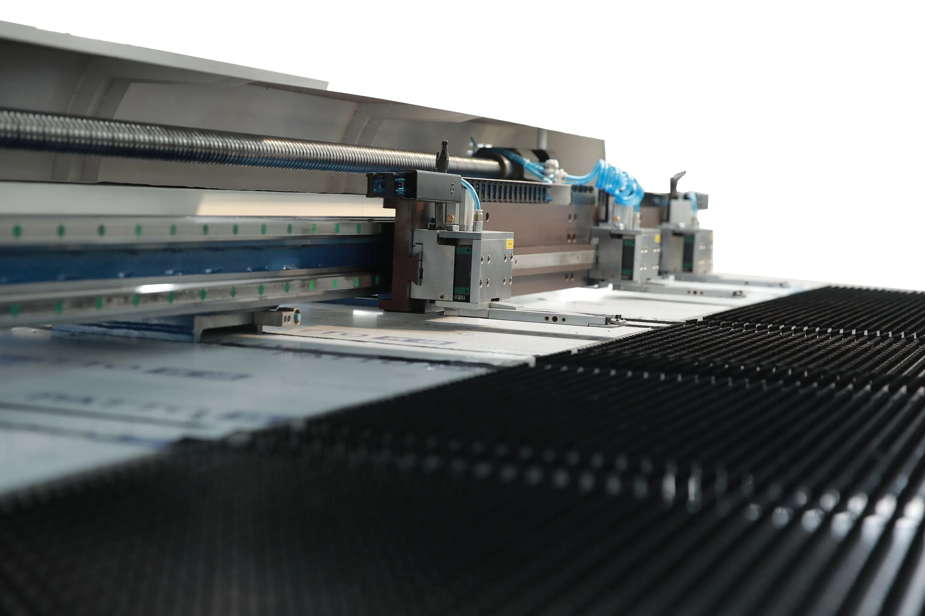 32 Tools, 4 Auto Index Rotating Stations Printing Words in Steel Plate CNC Full Electro- Servo Turret Punch Machine