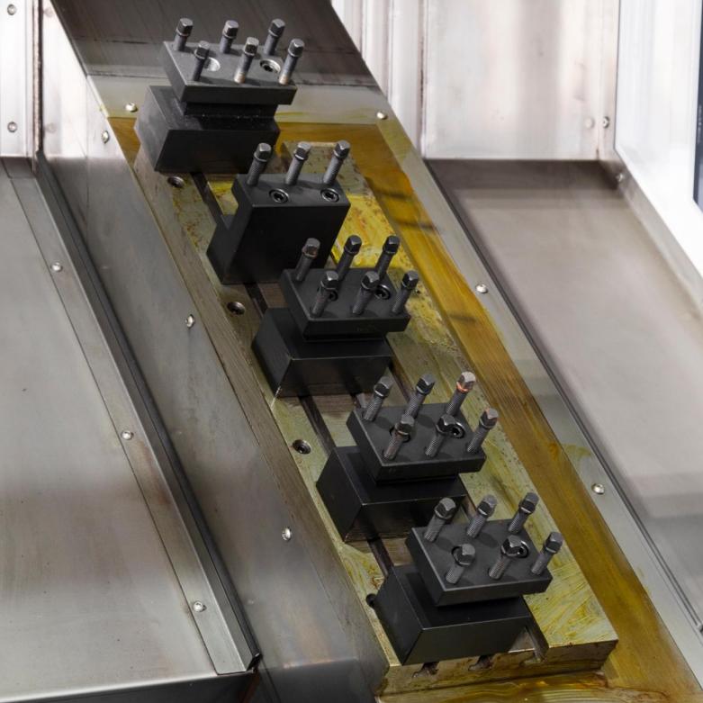Row tool post