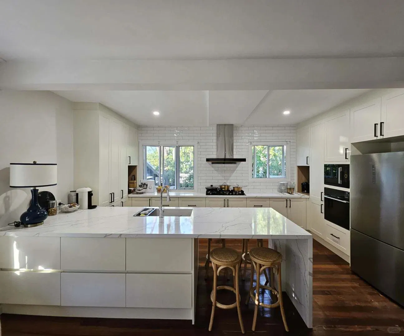 Armário de Cozinha Modular de Madeira Sólida de Estilo Antigo Europeu de Alto Padrão com Designs Luxuosos Preço de Fábrica Móveis Modernos em Madeira