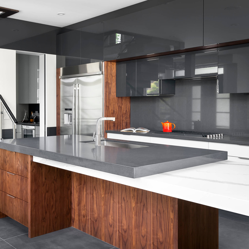 Armário de Cozinha em Laca Cinza Brilhante e Ilha de Madeira com Design Moderno