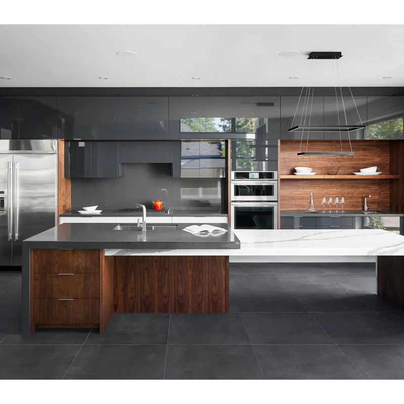 Armário de Cozinha em Laca Cinza Brilhante e Ilha de Madeira com Design Moderno