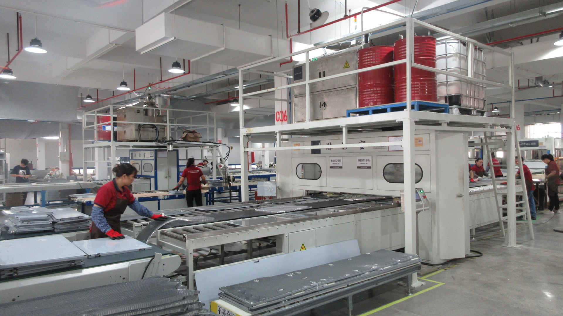 Processo de colagem automática para fabricação de móveis Yadi Home - qualidade e precisão