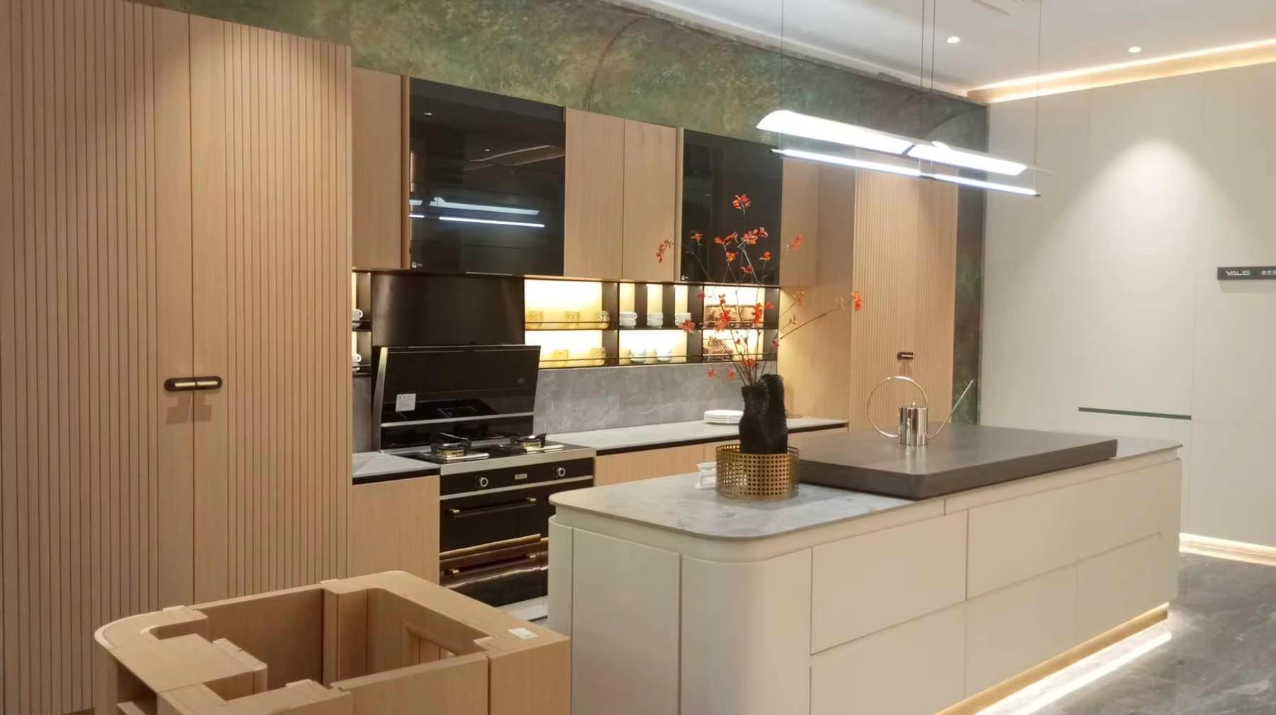 Projeto comercial de escritório com mobiliário moderno e funcional Yadi Home