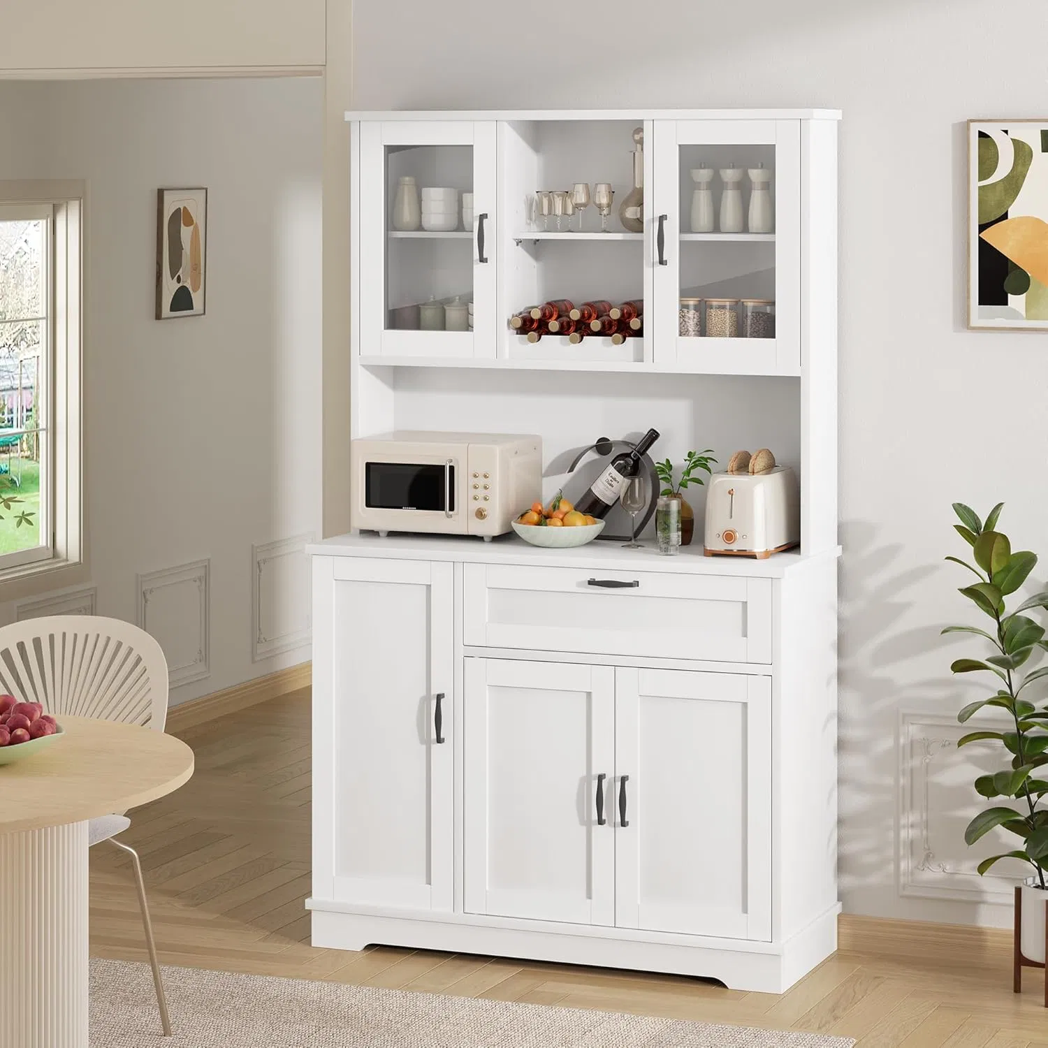 Buffet alto de madeira marrom com portas de vidro, suporte para vinho e gavetas 5